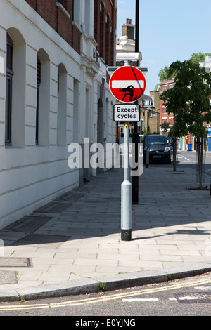 Graffiti auf einem Kein Eintrag street sign, Tabard Street, London, England, UK. Stockfoto