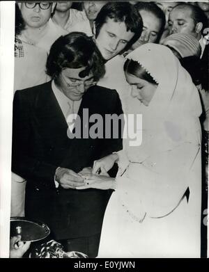 29. Juli 1970 - vermählten Romina Power Pop-Star; Die Hochzeit fand am vergangenen Sonntag bei der kleinen Dorfkirche Colline San Marce, in der Nähe von Brindisi, Italien, der italienische Pop-Sängerin Al Bano und Romina Power. Romina 19-jährige Tochter des späten Schauspielers Tyrone Power, schließlich überredet ihr Film-Star Mutter Linda Christian, Zustimmung zur Heirat mit Al. Miss Christian hatte gegen die Hochzeit fast bis zur letzten Minute lenkte der RWA. Das Foto zeigt das Paar während der Zeremonie am Celline San Marce abgebildet. Stockfoto