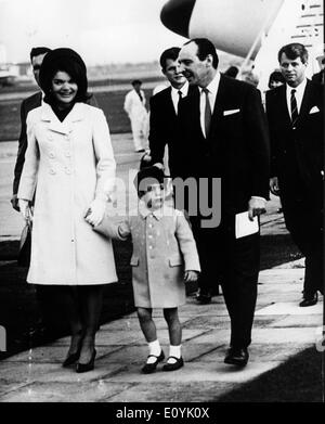 Baron Harlech begrüßt Jackie Kennedy und John Jr. Stockfoto