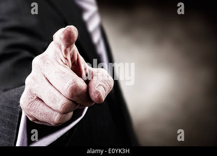 Ein Business-Mann, zeigte mit dem Finger auf Sie. Kleine Menge von Filmkorn hinzugefügt. Stockfoto