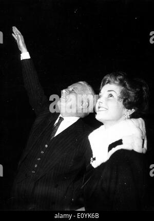 5. August 1970 - Vereinigtes London, England, Königreich - CHARLIE CHAPLIN mit PAULETTE GODDARD. Sir Charles Spencer Chaplin Jr. KBE Stockfoto