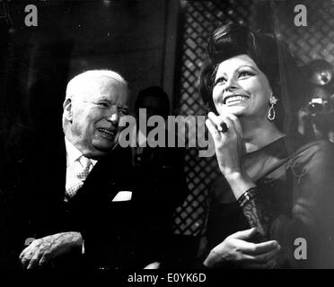 Schauspieler Charlie Chaplin und Sophia Loren auf party Stockfoto