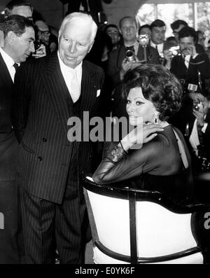 Schauspieler Charlie Chaplin und Sophia Loren bei Veranstaltung Stockfoto