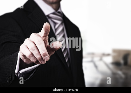 Ein Business-Mann, zeigte mit dem Finger auf Sie. Kleine Menge von Filmkorn hinzugefügt. Stockfoto