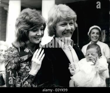 8. August 1970 - Cilla BPop Sänger Cillia Black, Mann fehlende Blätter Avenue Klinik mit ihrem Baby Sohn: Cilla Black die bekannte 'pop' Sängerin, die ein Baby Sohn letzte Woche in der Avenue-Klinik, St. Johns Mi, London, gebar Links für Zuhause heute Morgen. Das Baby heißt Robert John benannt nach seinem Vater Bobby Willis, Cilla Ehemann und Manager. Foto zeigt Cilla Black mit ihrem Ehemann Bobby Willis, halten Sie ihren Sohn Robert John, wie sie die Avenue-Klinik verlassen, St John's Weed, heute Morgen. Stockfoto