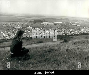 8. August 1970 - erobern Pop-Fans der Isle Of Wight für Pop Music Festival im Süßwasser. Foto zeigt ein Blick von einem Hügel mit Blick nach unten auf die Hunderte von Zelten auf dem Campingplatz befindet sich am East Afton auf der Isle Of Wight. Stockfoto