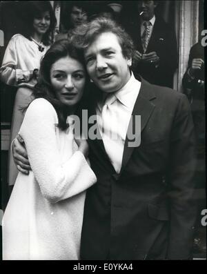 8. August 1970 - Albert Finney und Anouk Mi heute Morgen bei dem Kensington Standesamt die Ehe fand zwischen der englische Schauspieler Albert Finney im Alter von 34 bis 38 Jahre alte französische Schauspielerin Anouk Aimée. Beide haben verheiratet waren. Anouk hat eine 18 jährige Tochter und Finney einen 10 Jahre alten Sohn. Foto zeigt:-Albert Finney und seine Braut vor dem Kensington Standesamt nach dem Gottesdienst zu sehen. Stockfoto