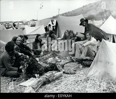 8. August 1970 - Pop-Fans erobern die Isle Of Wight für das Pop Music Festival im Süßwasser; Pop-Fans aus allen Teilen der Welt sind im Süßwasser, Insel Wigh, für das fünftägige pop Festival versammelt, die heute eröffnet. Foto zeigt eine Gruppe von Pop-Fans versammeln sich um ein Holzfeuer vor ihrem Zelt auf dem Campingplatz am East Afton, auf der Insel Wigt. Stockfoto