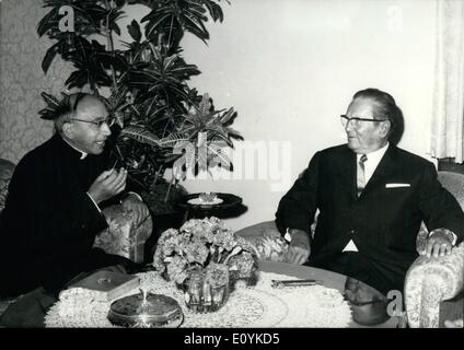 8. August 1970 - Monsignor Agostino Casaroli in Jugoslawien: der Sekretär des Vatikanischen Konzils für die öffentlichen Angelegenheiten der Kirche (Außenminister des Vatikans) Monsignor Agostino Casaroli bezahlt einem dreitägigen offiziellen Besuch in Jugoslawien. Während seines Aufenthalts Mgr. Cararoli hatte Gespräche mit jugoslawischen Außenminister Mirko Tepavac und erhielt von Präsident Tito auf die Insel Brioni. Neben Belgrad besuchte Msgr. Casaroli Zagreb und Ljubljana. Bild: Präsident Tito und Msr. Casaroli während der r3eception auf die Insel Brioni, 8/26. Stockfoto