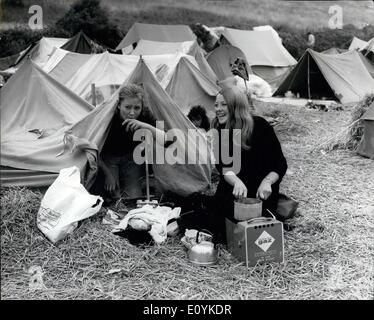 8. August 1970 - Pop-Fans erobern die Isle Of Wight für das Popmusik-Festival im Süßwasser: Foto zeigt zwei Mädchen bereiten Sie eine Mahlzeit im Freien ihr Zelt auf dem Campingplatz am East Afton auf der Isle Of Wight. Stockfoto