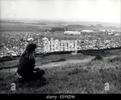 8. August 1970 - Pop-Fans erobern die Isle Of Wight für das Popmusik-Festival im Süßwasser: Pop-Fans aus allen Teilen der Welt versammeln sich am Süßwasser, Isle Of Wight für die fünftägige Pop-Festival, das heute eröffnet. Foto zeigt einen Blick von einem Hügel mit Blick nach unten auf die Hunderte von Zelten auf dem Campingplatz am East Afton, auf der Isle Of Wight. Stockfoto