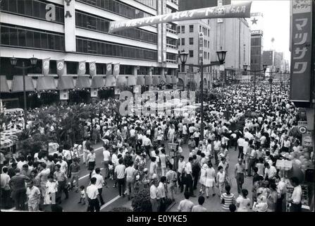 8. August 1970 - Tokyo - Verkehr sonntags in belebten Innenstädten verboten: die festliche Szene in Ginza, Tokio als Tausende gingen und in der freien Straße Verkehr eingekauft. Stockfoto