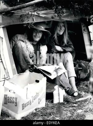 8. August 1970 - Pop-Fans erobern die Isle Of Wight: Pop-Fans aus allen Teilen der Welt versammeln sich am Süßwasser, Isle Of Wight, für die fünf-Tage-pop Festival, das heute eröffnet. Foto zeigt zwei Pop-Fans auf dem Campingplatz in Freshwater, Isle Of Wight Dinge leicht zu nehmen. Stockfoto