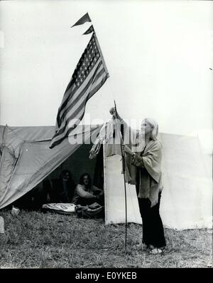 8. August 1970 - Pop-Fans erobern die Isle Of Wight: Pop-Fans aus allen Teilen der Welt versammeln sich am Süßwasser, Isle Of Wight, für die fünf-Tage-pop Festival, das heute eröffnet. Foto zeigt zwei Pop-Fans auf dem Campingplatz in Freshwater, Isle Of Wight Dinge leicht zu nehmen. Stockfoto