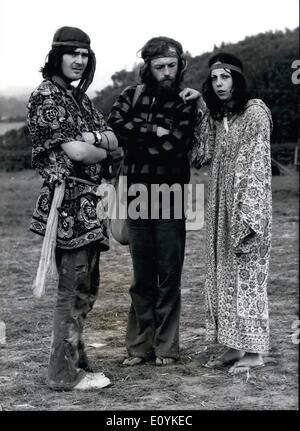 8. August 1970 - Pop-Fans erobern die Isle Of Wight: Pop-Fans aus allen Teilen der Welt versammeln sich am Süßwasser, Isle Of Wight, für die fünf-Tage-pop Festival, das heute eröffnet. Foto zeigt zwei Pop-Fans auf dem Campingplatz in Freshwater, Isle Of Wight Dinge leicht zu nehmen. Stockfoto