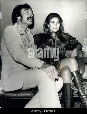 15. August 1970 - Raquel Welch und Richard Johnson. Bekannte Filmstar Raquel Welch begleitet vom britischen Schauspieler Richard Johnson kam in Athen auf dem Weg nach Zypern, wo sie den Geliebten, in denen Raquel Welch die Rolle der Mädchen aus dem Dorf eine Zypern spielt Dreharbeiten beginnen sollen. Stockfoto