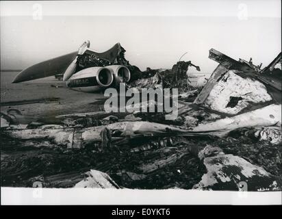 Sept. 09, 1970 - entführte Passagierflugzeuge geblasen bis: Frauen und Kinder Passagiere aus drei Flugzeuge entführt von palästinensischen Kommandos waren befreit ihre Wüste "Gefängnissen" Revolution Airfield, Jordan, am Samstag und nach Amman getrieben. Minuten nach ihrer Freilassung der drei Flugzeuge gesprengt wurden. Die Guerillas zurückgehalten 40 Männern als Geiseln. Foto zeigt Blick zeigt einige der das Wrack der Boac Vc-10, nachdem es auf Revolution Flugplatz gesprengt worden war. Stockfoto