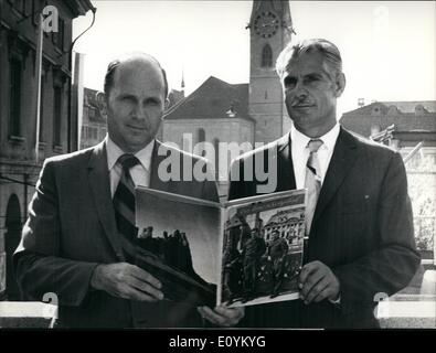 Sept. 09, 1970-4 Speicher-Fahrten für GIS 25 Jahren 450.000 U.S.-Army-Blätter blieben in der Schweiz. Für diese '' Silberhochzeit '' erkundet die Schweizer Tourist Center zwei von den drei US-Soldaten, die auf der Titelseite des Gedenkbuches '' lassen in der Schweiz '' dachte, und lud sie zu einem Speicher-Reise in der Schweiz. Auf diese Art und Weise der GI können ihre Familien die Orte zeigen sie besuchten 25 Jahren nach dem Krieg. Foto zeigt: die beiden Ex-GIs Jesse H. Ellsworth (links) und Steve Marcinek (r) mit dem Gedenkbuch. Stockfoto