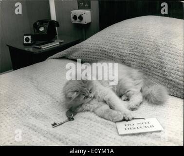 Sept. 09, 1970 - britischen Pet-Handel-Winter-Show. V.I.P Behandlung für Feline Gast: '' Pinkie'' - eine vier Monate alte weibliche Perserkatze - im Besitz von Frau Ann Squires - von Dwesbury, Yorkshire, ist das einzige live Tier auf der britischen Pet Winter Messe, im Hotel Piccadilly in London statt. Foto zeigt: '' Pinkie'' - fotografiert in ihrem Zimmer im Hotel Piccadilly mit einem '' bitte nicht stören"Schild und den Zimmerschlüssel. Stockfoto