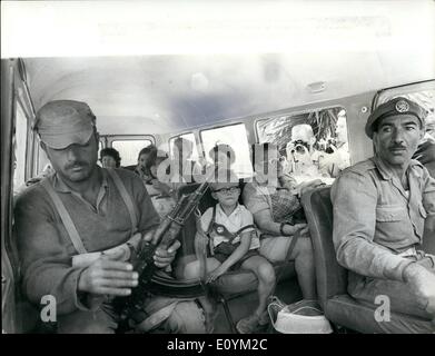 Sept. 09, 1970 - entführten Flugzeuge gesprengt: Frauen und Kinder Passagiere aus drei Flugzeuge entführt von palästinensischen Kommandos waren befreit their5 Wüste Gefängnisse an Revolution Airfield, Jordan, am Samstag, und getrieben nach Amman. Minuten nach ihrer Freilassung der drei Flugzeuge gesprengt wurden. Die Guerilla zurück 40 Männern als Geiseln gehalten. Foto zeigt einige f die veröffentlichten Frauen und Kinder im Bild, wenn sie in Amman angekommen. Stockfoto