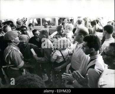 Sept. 09, 1970 - entführten Flugzeuge gesprengt: Frauen und Kinder Passagiere aus drei Flugzeuge entführt von palästinensischen Kommandos waren befreit aus der Wüste "Gefängnissen" Revolution Airfield, Hordan, am Samstag, und getrieben nach Amman. Minuten nach ihrer Freilassung der drei Flugzeuge gesprengt wurden. Die Guerillas zurückgehalten 40 Männern als Geiseln. Foto zeigt die Szene als einige der veröffentlichten Frauen und Kinder kamen in einem Hotel in Amman. Stockfoto