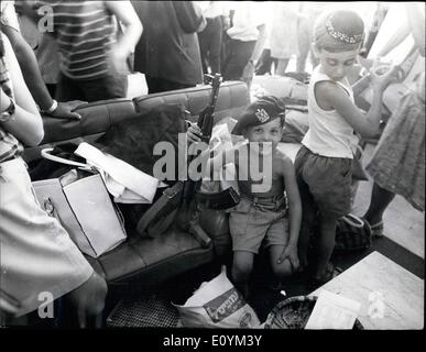 Sept. 09, 1970 - entführten Flugzeuge gesprengt: Frauen und Kinder Passagier von drei Flugzeuge entführt von palästinensischen Kommandos waren befreit ihre Wüste "Gefängnissen" an Revolution Airfield, Jordan, am Samstag, und getrieben nach Amman. Minuten nach ihrer Freilassung der drei Flugzeuge gesprengt wurden. Die Guerilla zurück 40 Männern als Geiseln gehalten. Foto zeigt dieses amerikanischen jungen, frei von den entführten TWA Boieng - scheint glücklich in Amman als er mit einem der Guerillas Maschinengewehre gespielt. vor dem Flug nach Hause. Stockfoto