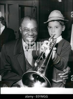 10. Oktober 1970 - Louis Armstrong kommt - von einem jungen Fan. begrüßt: Louis "Satchmo" Armstrong ist gestern in London am Flughafen angekommen und warten, um ihm einen Empfang war einer seiner größten Fans - 9-jährige Enrico Tomasso, die die Reise mit seinen fetten aus Yorkshire hatte oder Mr Ernie Tsse, ein Klarinettist. Einträge musste mit ihm die Trompete, die er seit drei Jahren spielt - als eine Louis zuhörte, Einträge Renaded ihn mit '' Sleepy Time Down South''. Foto zeigt, dass Louis "Satchmo" Armstrong als 9-jährige Fan Enrico Tomasso Sorenades hört ihn am Flughafen London gestern. Stockfoto