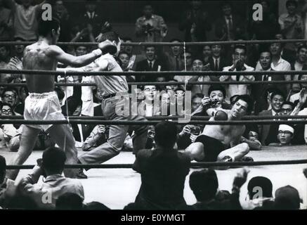 10. Oktober 1970 - am Rande der Niederlage: Junior-Leichtgewicht-Champion der World Boxing Council Yoshiaki Numata Japan, kam aus den Rand einer Niederlage mit einer erstaunlichen fünften Runde KO-Sieg über California Herausforderer Raul Rojas in Tokio. Rund um den Ring für fast zwei Runden geklopft, brach zerschlagen und müde Numata plötzlich mit einem lodernden Aufwärtshaken auf den Unterkiefer, der Rojas auf die Leinwand für den Grafen geschickt. Foto zeigt: Herausforderer Raul Rojas aus San Pedro, Kalifornien ist ausgezählt in der fünften Runde in den Titelkampf mit einem Aufwärtshaken auf den Unterkiefer, während die Kämpfer waren in den Seilen kämpft. Stockfoto