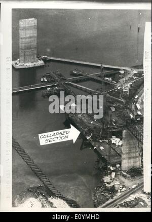 10. Oktober 1970 - 23 Tote Brückeneinsturz: endlich 23 Männer wurden getötet, als eine riesige Stahl und Beton Teil Australiens längste Brücke brach auf einer am Flussufer Straße in Melbourne heute. Weitere 25 Männer fehlen, zu befürchten, gefangen worden, wenn die 150yd lange Abschnitt von der West Gate Bridge über den Yarra River gebaut wird eine Reihe von Schuppen abgewickelt. Foto zeigt Bild aus der Luft zeigt die eingestürzten Abschnitt der unteren Yarra Kreuzung Brücke heute. Stockfoto