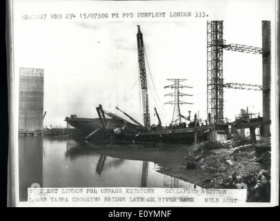 10. Oktober 1970 - Zusammenbruch 24 Tote bei Brücke. Mindestens 24 Menschen wurden getötet, als eine riesige Stahl und Beton Teil Australiens größte Brücke stürzte am Flussufer Street in Melbourne. Weitere 25 Männer fehlen, zu befürchten, gefangen worden, wenn die 150yd lange Abschnitt von der West Gate Bridge über den Yarra River gebaut wird eine Reihe von Schuppen abgewickelt. Foto zeigt:-eingestürzten Abschnitt der unteren Yarra Kreuzung Brücke liegt am Ufer Flusses. Stockfoto