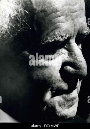 21. Oktober 1970 - feiert Ben-Gurion 84.. Geburtstag. David Ben-Gurion, ehemaliger Premier von Israel - feierte seine 84th. am Sonntag, den 18. Oktober Geburtstag. Er steht nicht mehr in der Mitte des politischen Wirbelwind, wie er in der Vergangenheit früher-er ist selbst mit dem Schreiben seiner Erinnerungen besetzen. Foto-Show; David Ben-Gurion abgebildet auf Sdeh Boker - anlässlich seines 84.. Geburtstag. Stockfoto