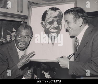 28. Oktober 1970 - versengen London, England, UK - King of Jazz-Trompeter LOUIS "Satchmo" ARMSTRONG mit amerikanischen TONY BENNETT. Tony präsentiert ein Porträt von Louis im Savoy. Stockfoto