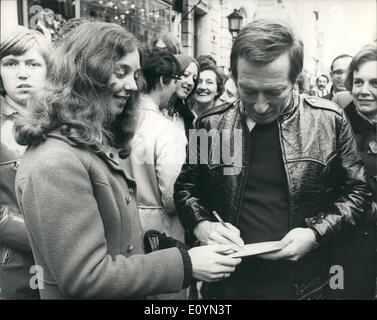 11. November 1970 - Stars besucht Proben für morgen Abend die Royal Variety Performance At The London Palladium; " Einige Pf waren die Stars am Morgen Abend die Royal Variety Performance in Anwesenheit von Königin Elizabeth, die Königinmutter im London Palladium, teilnehmen am Theater heute Proben ihrer Handlungen. Foto zeigt amerikanische Sängerin Andy Williams Besigned von Autogrammjäger Hen kam er im London Palladium, heute zu Proben. Andy kam in London von seiner entfremdeten Frau Claudine begleitet. Stockfoto