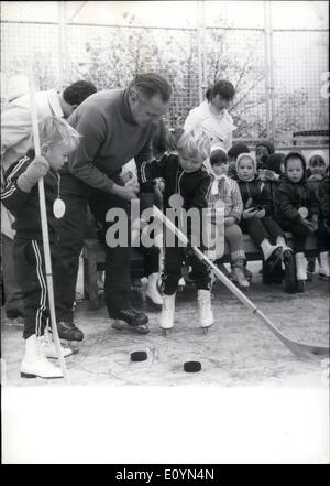 11. November 1970 - Kindergarten mit Eislaufplatz in Dortmund. Seit kurzer Zeit können die jungen und Mädchen aus dem Kindergarten in der Nähe von '' Westfallenhalls'' von Dortmund (Deutschland) am Morgen auf eine Initiative des bekannten ehemaligen Eishockey-Spieler Conecki Skaten. Zwei Krankenschwestern sind bereits eingesetzt worden, um die Skater Kinder zu kümmern. Natürlich sind die Jungs, die schon ein wenig erfolgreich sind ganz begeistert von Zeit zu Zeit von einem '' echte Eishockey-Star'' wie Conecki (Foto) trainiert werden. Inge und sein kleiner Freund sind mittlerweile echte Eishockey-Spieler. Stockfoto