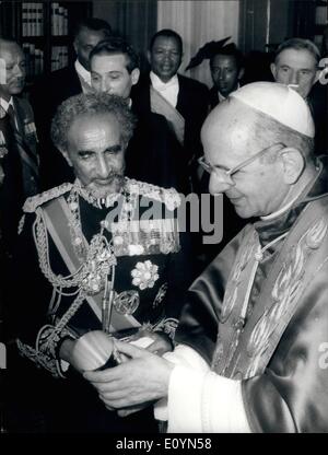 11. November 1970 - Kaiser Haile Selassie trifft den Papst: Kaiser Haile Selassie von Äthiopien, der bei einem Besuch in Italien hatte eine Privataudienz bei Papst Paul. Foto zeigt Kaiser Haile Selassie Papst Paul bei ihrem Treffen im Vatikan heute einen Kelch anzubieten. Stockfoto