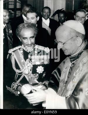 11. November 1970 - Kaiser Haile Selassie trifft den Papst: Kaiser Haile Sellasie von Äthiopien heute bei einem Besuch in Italien ist hatte eine Privataudienz bei Papst Paul. Foto zeigt: Kaiser Haile Selassie Papst bei ihrem Treffen im Vatikan heute einen Kelch anzubieten. Stockfoto