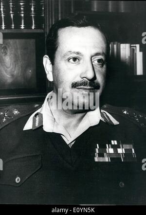 11. November 1970 - Assistant Chief des jordanischen Streitkräfte gratuliert neuer Premier: Foto zeigt Major General Sharif Zeid Ben Shaker, stellvertretender Chef des Stabes der jordanischen Streitkräfte auf die Gelegenheit wenn er der neuen jordanischen Premierminister, Herr Wasfi Tell auf die Bildung des neuen Kabinetts gratulierte abgebildet. Stockfoto