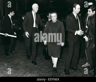 11. November 1970 - Frau Golda Meir bei Nr. 10: Frau Golda Meir bei Nr. 10: Frau Golda Meir, die Israels Premierminister, der in London auf einen kurzen Besuch, heute Nachmittag ist ging, Nr. 10, Downing Street Mest Großbritanniens Premierminister, Herr Heath. Foto zeigt: Security-Männer waren anwesend, als Frau Golda Meir bei Nr. 10 Downing Street heute ankam. Stockfoto