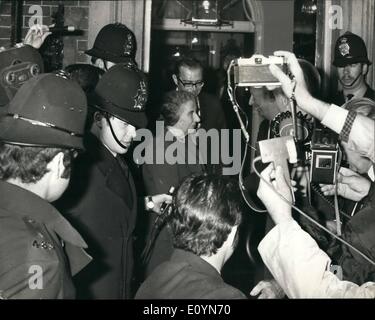 11. November 1970 - Mrs Goldi Meir Nr. 10. Frau Golda Meir, der Israels Premierminister in London auf einen kurzen Besuch, rief um Nr. 10 ist. heute Nachmittag, Gespräche mit dem Ministerpräsidenten Herrn Heath zu haben. Foto zeigt Frau Meir von der Polizei umstellt, wie sie Hände mit Herrn Heath schüttelt (von Kameramann versteckt), wie sie verlassen Nr. 10. heute Abend. Stockfoto