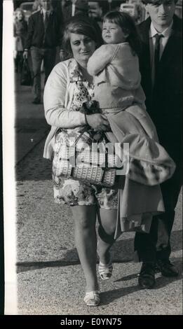 11. November 1970 - australische Witwe und ihre fünf Kinder erlaubt zu bleiben In Großbritannien Frau Marion Latham und ihre fünf Kinder, die an Bord der Liner Australien für die letzten drei Tage waren vom Innenministerium durften landen. Jetzt kostenfrei Frau Latham 24 jährige Herr Ronald Capel, der Mann heiraten, der ihr und ihrer Familie aus Australien mitgebracht. Sie wurde abgelehnt von Beamten, beim Eintreffen am Southampton, weil sie einen falschen Stempel in ihrem Reisepass hatte. Foto zeigt: Frau Marion Latham verlässt das Schiff mit der 2-jährige Tochter Cheryl in Southampton. Stockfoto