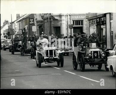 11. November 1970 - Veteran Auto laufen nach Brighton; Die jährlichen Veteran Car laufen aus London Tod Brighton fand gestern Abend statt und hier sind einige der gleichen fast auf halbem Weg da Redhill durchlaufen. Das führende Auto ist ein 1901 Panhard Lavasser, gefolgt von einem 1903 Darraqu ein 1903 Napoleon und 1903 Gladiator. Stockfoto