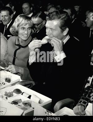 11. November 1970 - Institut Direktor Jahreskonferenz. Die Jahreskonferenz des Institute of Directors, fand heute in der Royal Albert Hall. Foto zeigt New Yorks Bürgermeister John Lindsay und seine Frau - Lunch-Boxen - während der Mittagspause auf der Konferenz heute Mittag wegzunehmen. Stockfoto