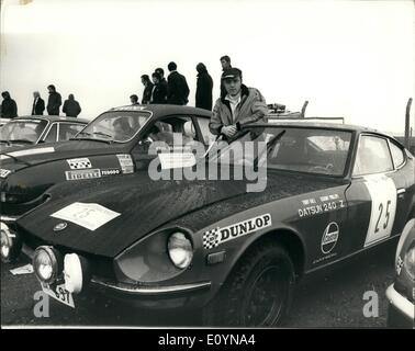 11. November 1970 - Start der internationalen RAC-Rallye von Großbritannien - Centre Airport Hotel-Longford: Die 2.300 Meilen lange RAC International Rallye von Großbritannien, die vom Spiegel gesponsert wird, beginnt heute Morgen im Centre Airport Hotel Longford. Viele Länder nehmen Teil, darunter Deutschland, Japan, Schweden, Frankreich, Finnland. Italien und Ostdeutschland. Das Foto zeigt Tony Fall mit seinem Dtsum 2402 vor Beginn der Rallye. Stockfoto