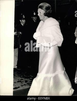 19. November 1970 - Royals besuchen Charity Gala.: Es gab viele königliche Gäste gestern Abend Royal Gala Kabarett und Abendessen zugunsten der World Wildlife Fund an die Rede von der Stadt Leicester Square. Das Foto zeigt Prinzessin Beatrix von Holland die Rede von der Stadt gestern Abend angekommen. Stockfoto