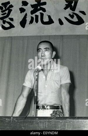 30. November 1970 - Coup D'Etatet in Tokto schlägt fehl, Autor begeht Hara Kiri: Yukio Mishima, gut - Autor bekannt und einmal erwähnt als eine mögliche Nobelpreisträger, versucht zu schüren Mitglieder der 32nd Infanterie Regiment stationiert in Ichigaya, Tokio, in der Hoffnung auf einen Staatsstreich inszeniert und seine '' Tate keine Kai"(Vereinigung von Shields) beitreten. Er appellierte an die Männer von der Japan Selbstverteidigungskräfte, Risre und die Verfassung ändern, so dass sie die Macht in Japan rund um den Kaiser wäre Stockfoto