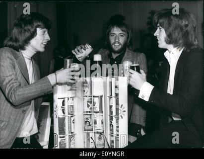 12. Dezember 1970 - The Bee Gees sind wieder vereint: zum ersten Mal nach ihrer Trennung der Bee Gees - Brüder Barry, Maurice und Robin Gibb - kamen zusammen, um Deutschland für eine Fernsehsendung. Die beliebten Stars, das sind einige der die besten versuchte Tio erfolgreich getrennt werden. Jetzt sind sie wieder zusammen zur Freude ihrer Fans. In einem Hotel in weite hatte sie eine Party mit Zinn Bier, verschiedene Arten von deutschem Bier (Foto) zu probieren. Die neuesten Ip '' zwei Jahre auf '' und einem einzigen '' einsamen Tage '' der Bee Gees ist gerade herausgekommen. Stockfoto