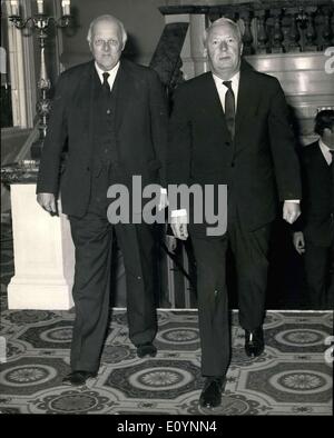 14. Dezember 1970 - der Ministerpräsident besucht die Surrey konservative und Unionist Club Mittagessen im Connaught Rooms: Mr Edward Heath, der Ministerpräsident war Ehrengast bei der Surrey konservativen und Unionist-Club, Mittagessen am Connaught Rooms, London, heute statt. Das Foto zeigt Sir Cyril Black, Vorsitzender der Mittagessen (links) Begleitpersonen Mr Heath am Mittagessen heute. Stockfoto