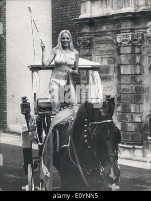 14. Dezember 1970 - To the Palace - mit Pferd und Wagen. 19-Year-Old Yvonne Posso, auf dem Weg zum Buckingham Palace, Blumen, die Königin zu präsentieren. Sie fuhr ein Gibraltar '' Gharry'', einer traditionellen und malerischen Wagen, die in Gibraltar als öffentliche Verkehrsmittel verwendet wird. Yvonne ist in London zur Förderung des Tourismus in ihrem Land. Stockfoto