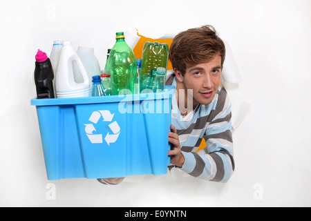 Mann, hält Kiste mit Flaschen recycelt werden Stockfoto