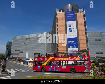 Citytrip Sightseeing Hop on Hop off-Bus Tourismus im Berlaymont-Gebäude in der EU von Brüssel, Belgien Stockfoto